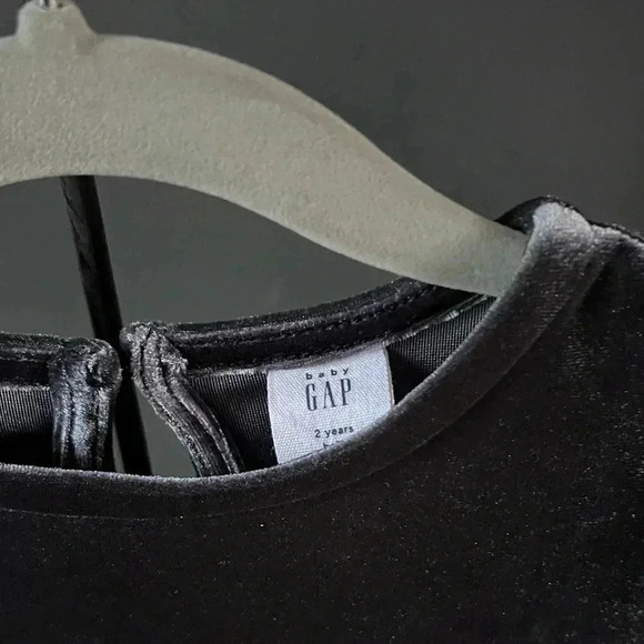 Gap black velour puff sleeve top 2T - Picture 3 of 4